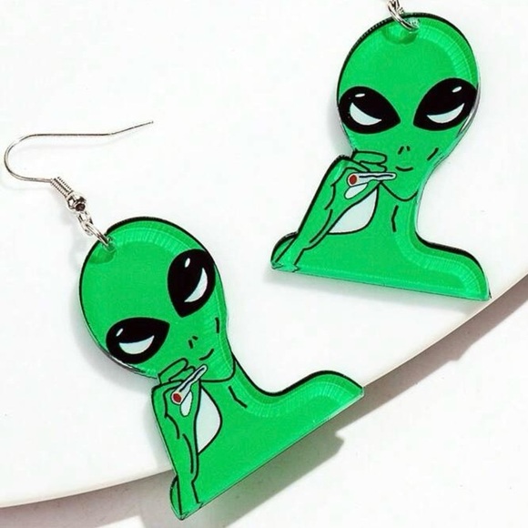 Green Alien Smoking Earrings – Funny Weirdcore Space Halloween Jewelry - Picture 2 of 11